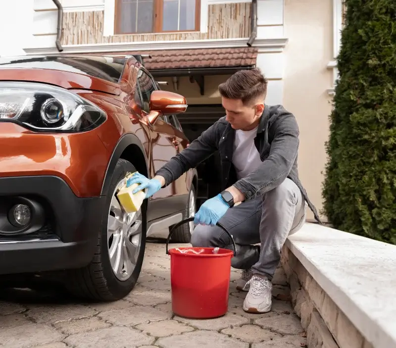 Lavage auto à domicile Échalas : professionnel intervenant sur un véhicule